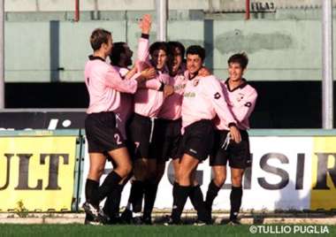 Abbraccio collettivo dopo il gol vittoria