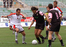 L'argentino in dribbling in Palermo-Nocerina