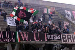 I tifosi rosanero esultano dopo il gol di Cappioli