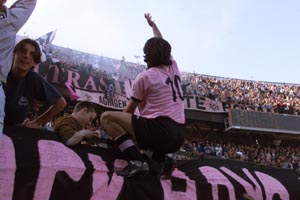 Cappioli impazzito di gioia esulta a fine partita