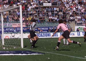 Palla nell'angolo lontano: Maggiolini ha appena segnato l'1-0