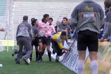 La rissa prima dell'espulsione